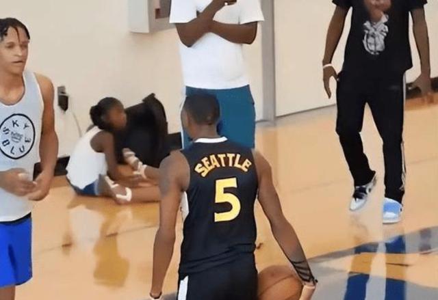 开云官网-【人物】休赛期连续引发争议 穆雷会让老鹰后悔吗？