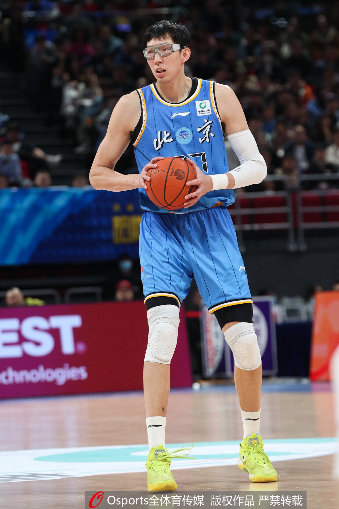 开云入口-乏善可陈！周琦被王哲林压制 全场7中5拿12分8板